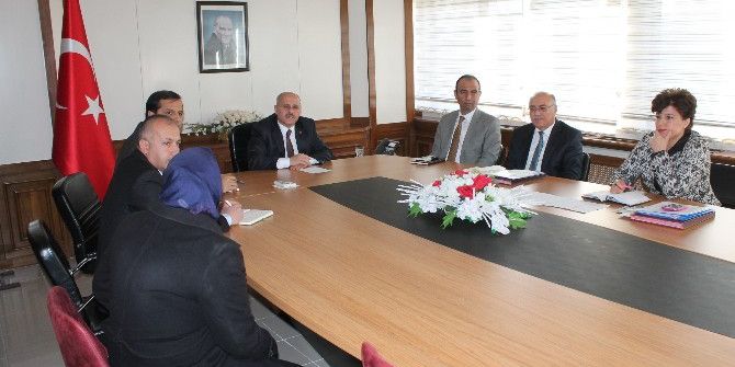 Vali Peynircioğlu Vatandaşı Tek Tek Dinliyor