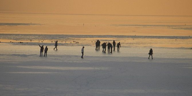 Buz Tutan Gölde Tehlikeli Yürüyüş