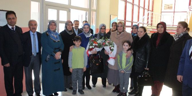 Maddi Durumu İyi Olmayan Öğrencilere Bot Ve Mont Dağıtıldı