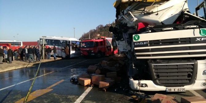 Rize’de Çay Yüklü Tır Yolcu Midibüsü İle Çarpıştı: 5 Yaralı