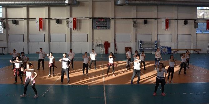 Toplumsal Olaylara Kayıtsız Kalmıyorlar