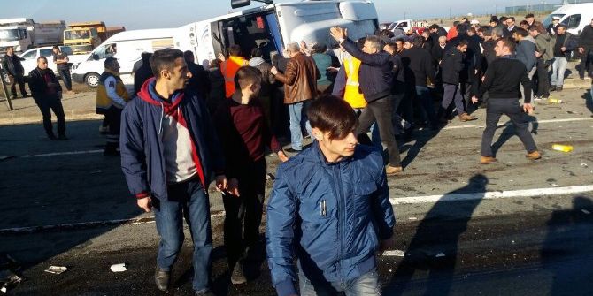 Rize’de Çay Yüklü Tır Yolcu Midibüsüne Arkadan Çarptı: 1 Ölü, 7 Yaralı