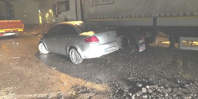 Bozüyük’te Otomobil Park Halindeki Tır’a Çarptı, 2 Yaralı