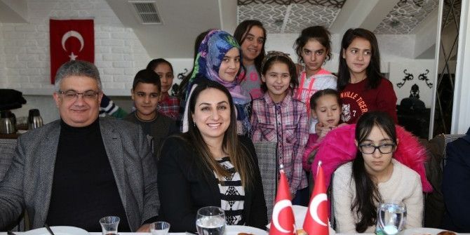 Vali Aykut Pekmez Çocuk Evi Sakinleri İle Kahvaltıda Bir Araya Geldi