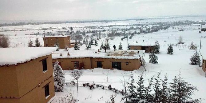 Kerpiç Evlerin Çatıları Çökme Tehlikesine Karşın Kardan Temizleniyor