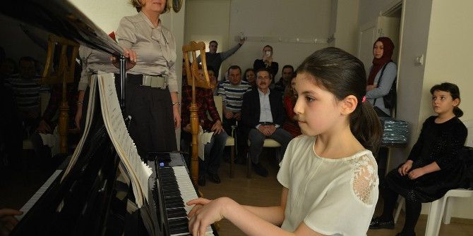 Miniklerden Büyüleyici Piyano Konseri
