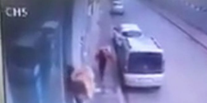 Hem Çaldılar Hem De Kameraya Hareket Yaptılar