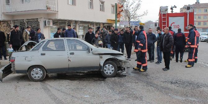 Elazığ’da Öğrenci Servisi İle Otomobil Çarpıştı: 2 Yaralı