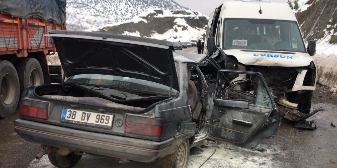 Yolcu Minibüsü İle Otomobil Çarpıştı: 1 Ölü, 6 Yaralı