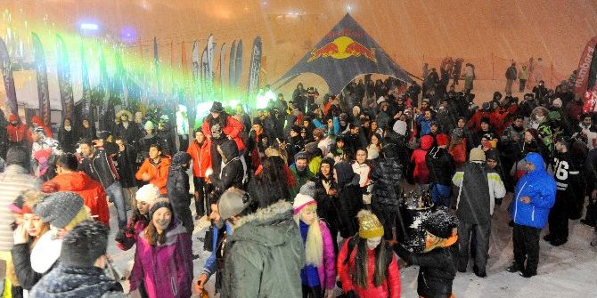 Kar Altında Böyle Eğlendiler