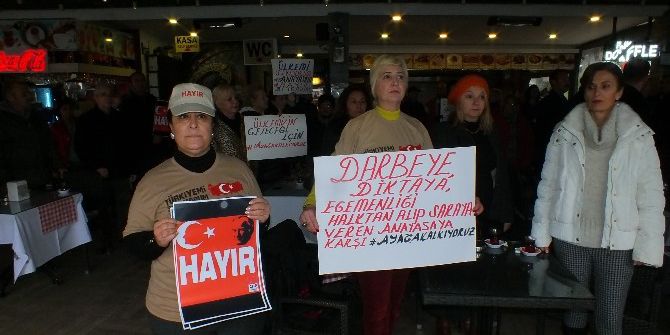 Marmaris’te “Türkiye İçin 1 Dakika Ayağa Kalk” Eylemi