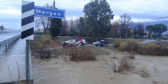 Çaydan Karşıdan Karşıya Geçerken Otomobiliyle Suya Sürüklendi
