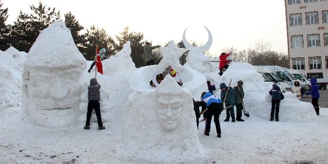 İlköğretim Öğrencileri Sarıkamış Şehitlerinin Kardan Heykellerini Yaptı