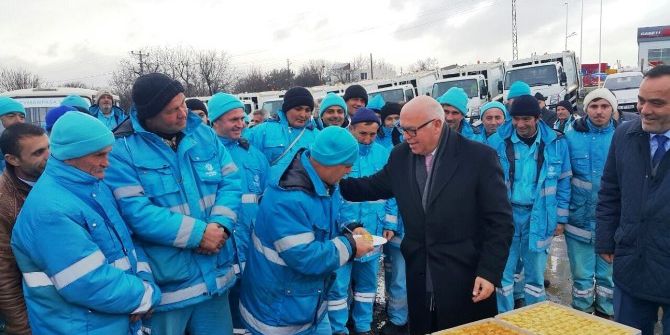 Başkan Eşkinat: “Donan Çöp Kamyonlarına Rağmen Çöp Toplama Hizmeti Aksamadı”