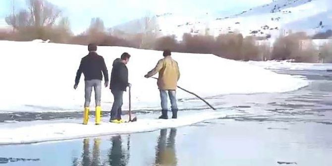 Buzdan Sal Yapıp Nehri Geçtiler