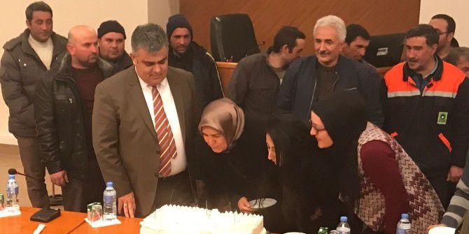 Başkan Özgüven’den Personele Sürpriz Doğum Günü