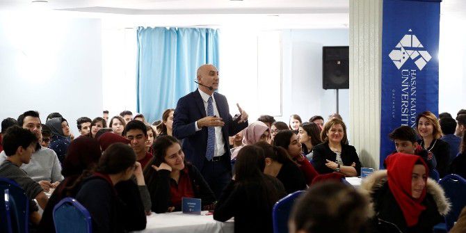 Rektör Yılmaz, Mesleki Kariyer Günlerinde Akademisyenler Ve Üniversite Adayları İle Buluştu