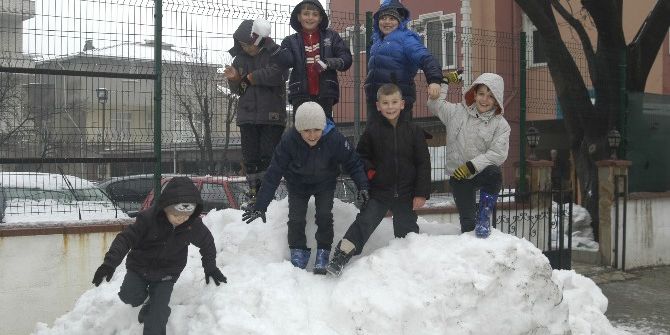 Tekirdağ’da Öğrencilerin Kartopu Eğlencesi