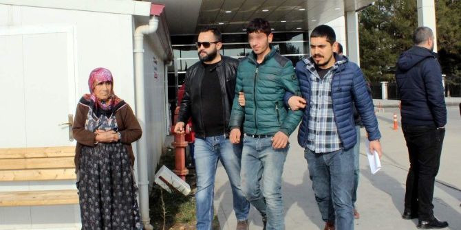 Babasına Tornavidayla Saldırdı