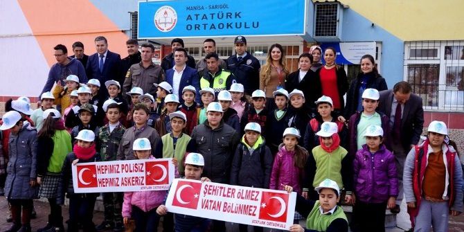 Öğrencilerden Polis Ve Askerlere Anlamlı Destek