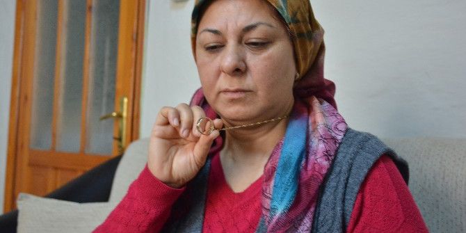 Şehit Annesi Oğlunun Yüzüğünü Boynunda Taşıyor