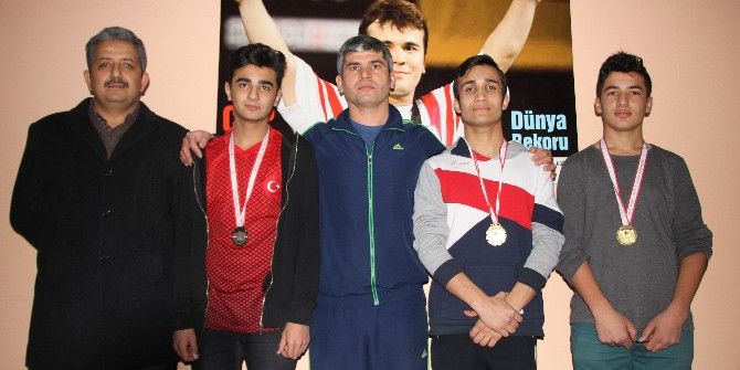 Niyazi Mısri Sosyal Bilimler Lisesi’nden 3 Sporcu Halterde Derece Yaptı