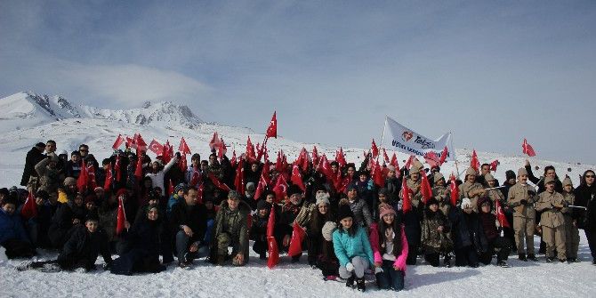 Tekden Koleji Öğrencilerinden Vatan Sevgisi Yürüyüşü