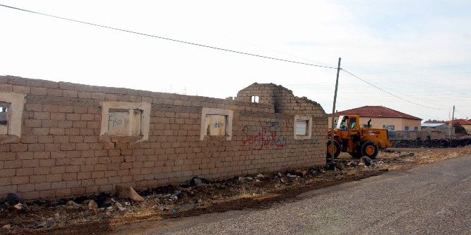 Develi’de Metruk Metruk Ev Yıkımı Çalışmaları