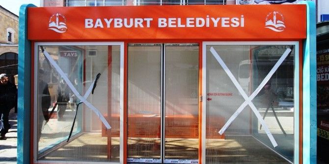 Isıtmalı Otobüs Duraklarının Kurulumuna Başlandı