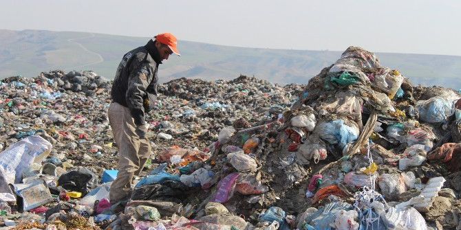 Ekmeğini Çöpten Çıkarıyor