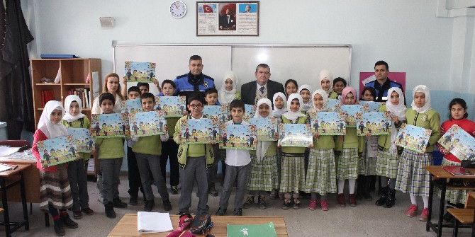 Polisler Öğrencilere Yap-boz Hediye Etti
