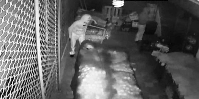 Marketten Hırsızlık Anı Güvenlik Kamerasında