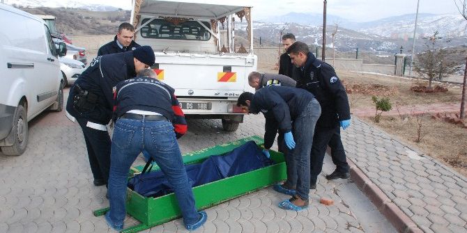 Yaşlı Adam Apartmanın Bodrum Katında Asılı Olarak Bulundu