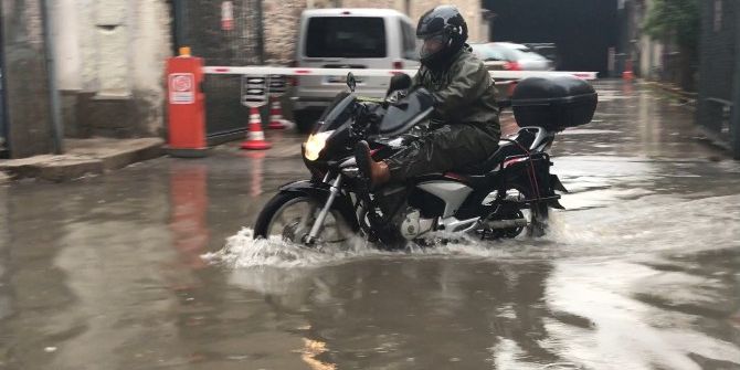 Sağanak Yağış İzmir’de Cadde Ve Sokakları Göle Çevirdi