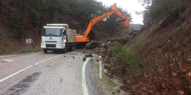 İzmir’de Heyelan Nedeniyle Yol Kapandı