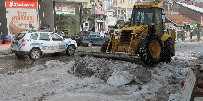 Çelikhan’da Cadde Ve Sokaklar Kardan Temizleniyor