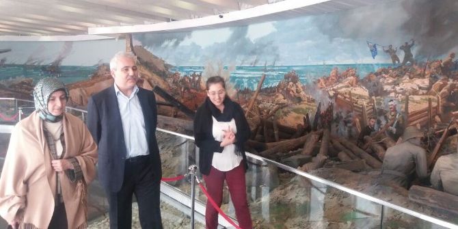 Vali Güvençer Eşiyle Birlikte Çanakkale Şehitleri Anıtı’nı Ziyaret Etti