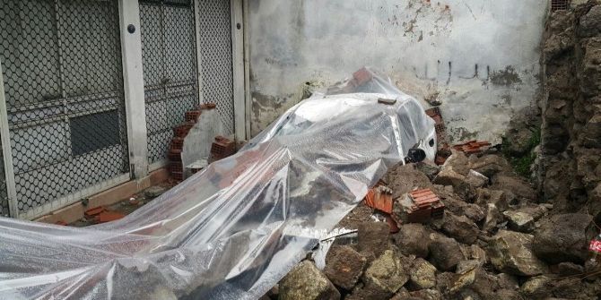 İzmir’de Bina Duvarı 3 Aracın Üzerine Yıkıldı