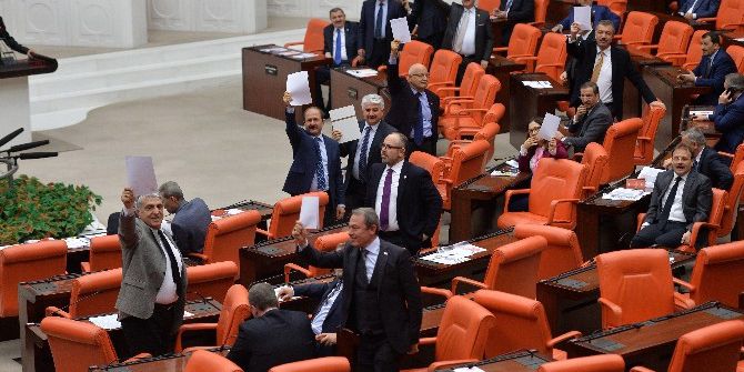 Chp’den Anaya Değişiklik Teklifine Kırmızı Kartlı Protesto