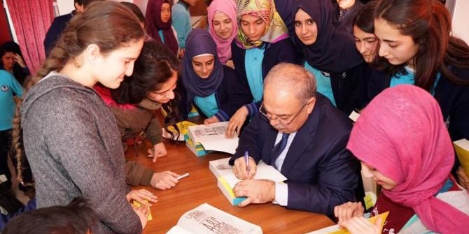 Başkan Kutlu, Öğrencilere Kitap Dağıttı