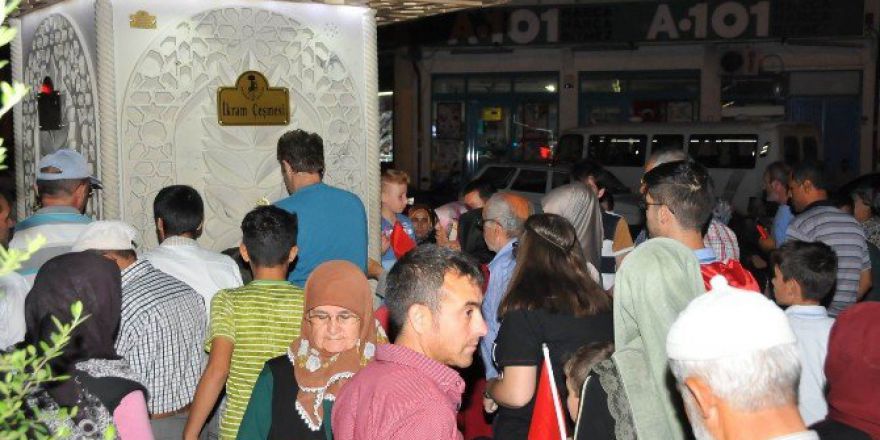Akşehir Belediyesi’nden Demokrasi Nöbeti Bekleyenlere İkram
