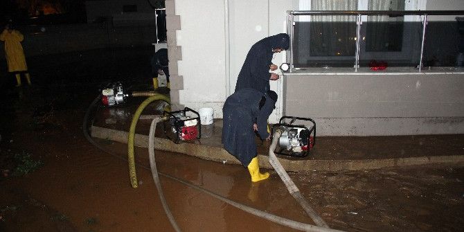 Sağanak Yağış Sonrası Bodrum Katları Su Bastı