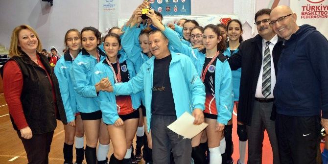 Voleybolun Yıldızları Kupalarını Kaldırdı