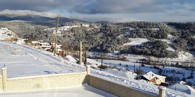 Bursa’da Soğuktan Akan Çeşmeler Buz Tuttu