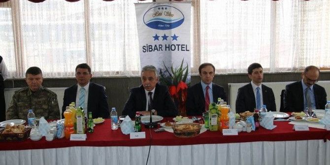 Vali Toprak’tan ‘Halk’ Toplantısı