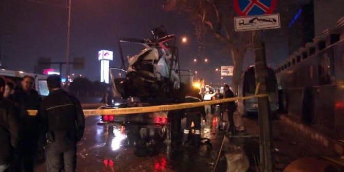 Başkent’te Ticari Araç Polis Otosuna Çarptı: 2’si Polis 3 Yaralı