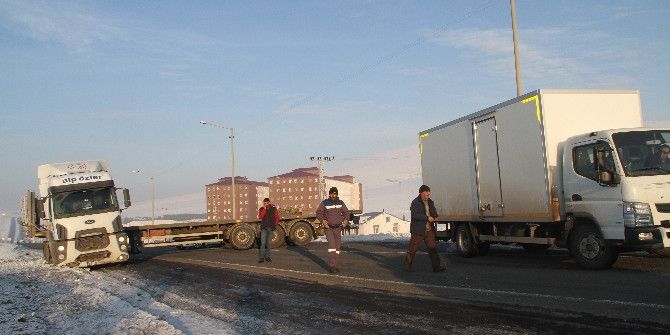 Kayan Tır Yolu Kapattı, Trafik Durdu
