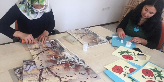 Hanımlar Kağıt Rölyef Kursu Sertifikası Aldı