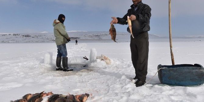Donan Gölde Zorlu Balık Avı