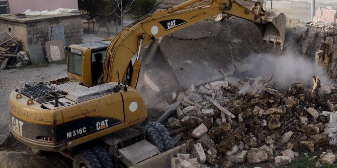 Sel Sularının Tahrip Ettiği Ev, Sahiplerinin Talebi Üzerine Yıkıldı